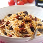 Spaghetti ammollicati con pomodorini secchi e olive taggiasche