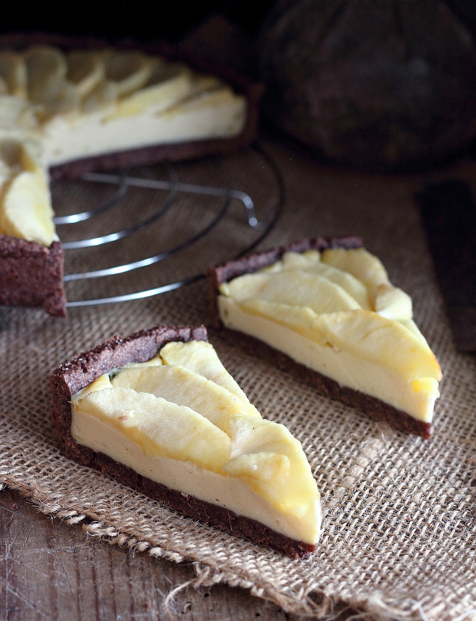 Crostata integrale al cacao con crema di ricotta e mele - Saltando in ...