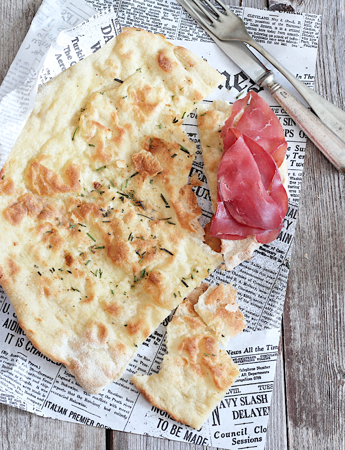 Schiacciata croccante al rosmarino - Saltando in padella